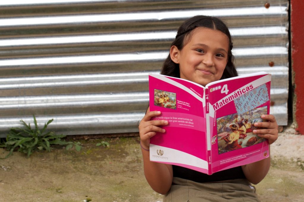 niña con libro